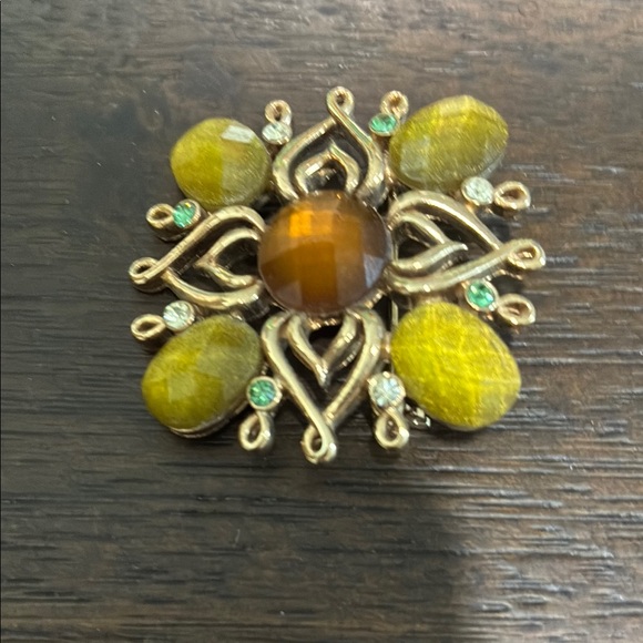 Gold and Green Brooch with Intricate Filigree Design - Picture 3 of 7